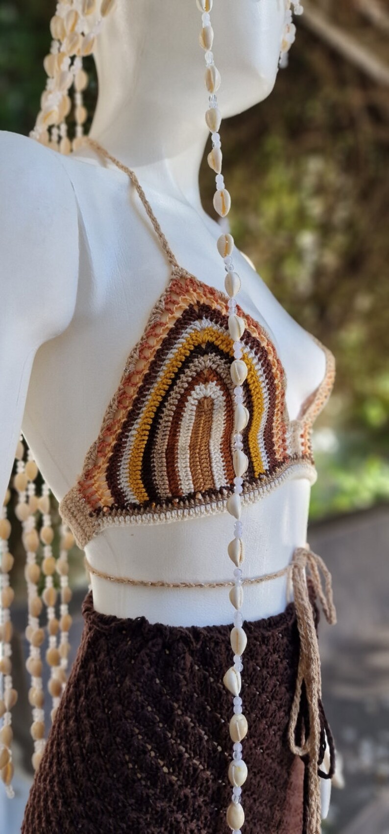 Gehäkeltes Bralette mit Kaurimuscheln