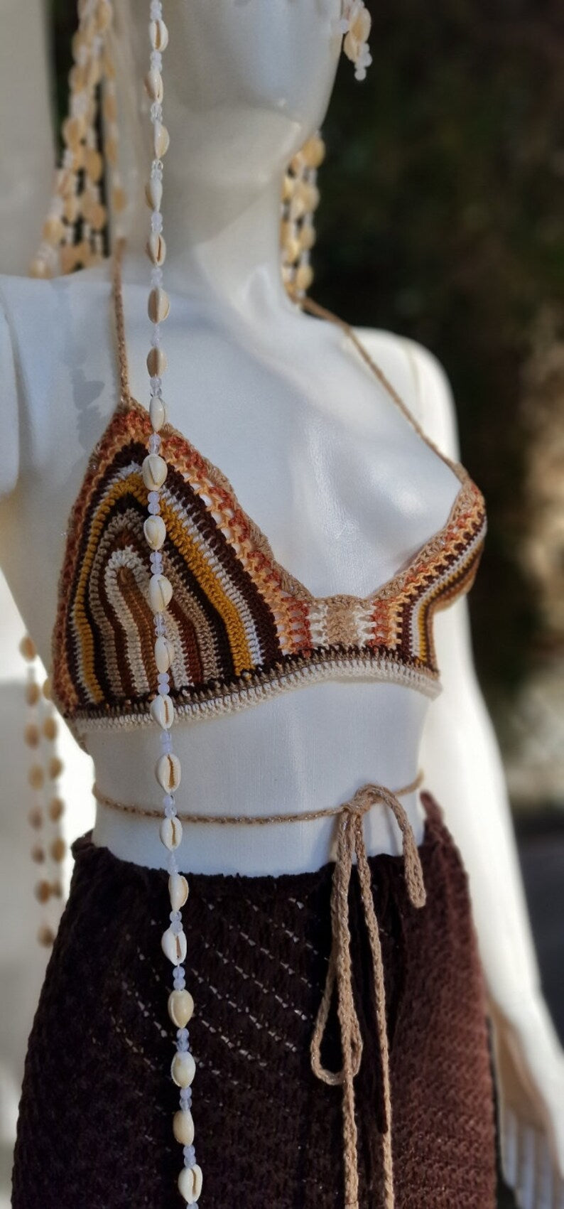 Gehäkeltes Bralette mit Kaurimuscheln