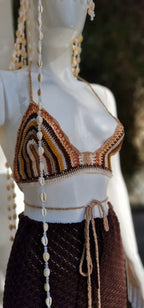 Gehäkeltes Bralette mit Kaurimuscheln