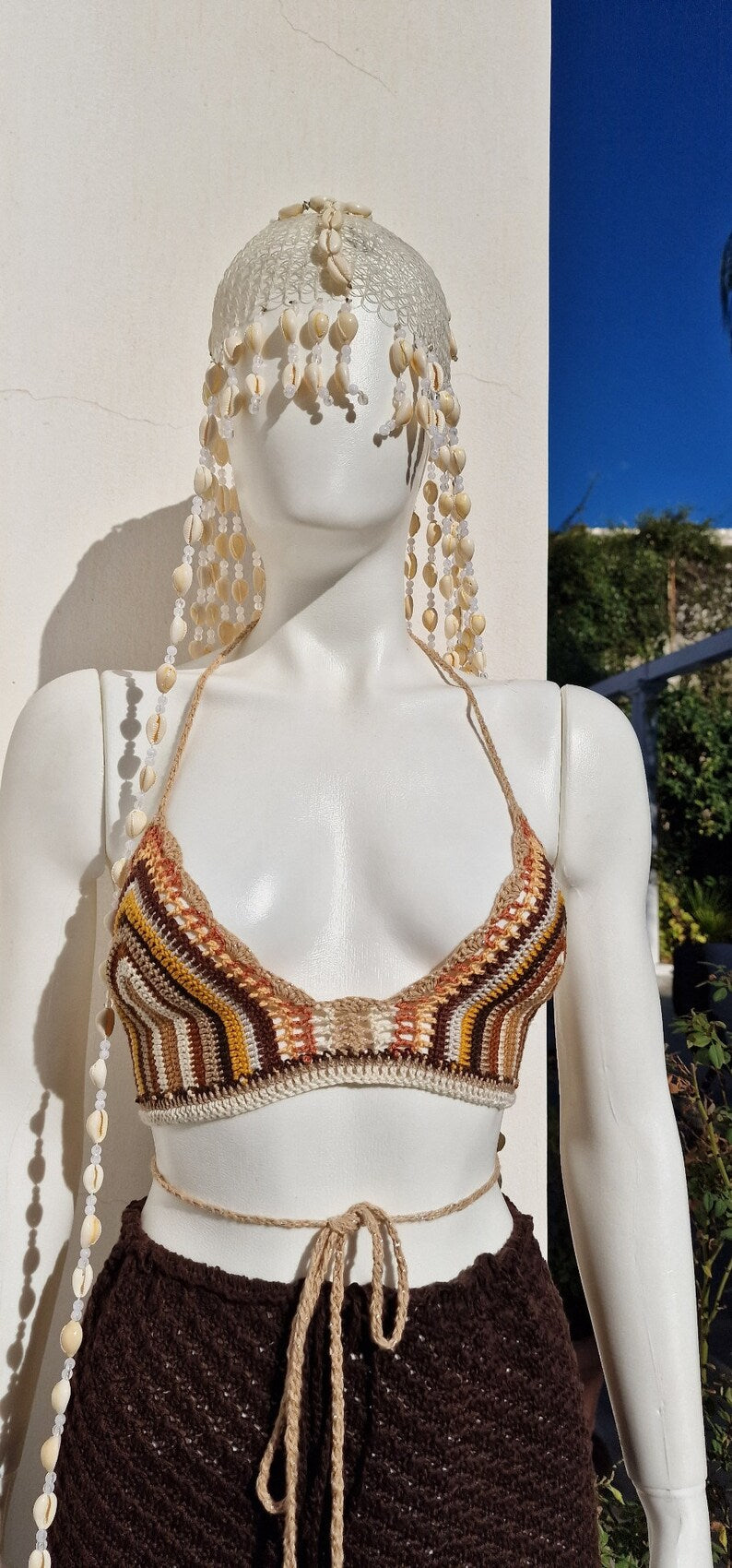 Gehäkeltes Bralette mit Kaurimuscheln
