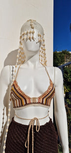 Gehäkeltes Bralette mit Kaurimuscheln