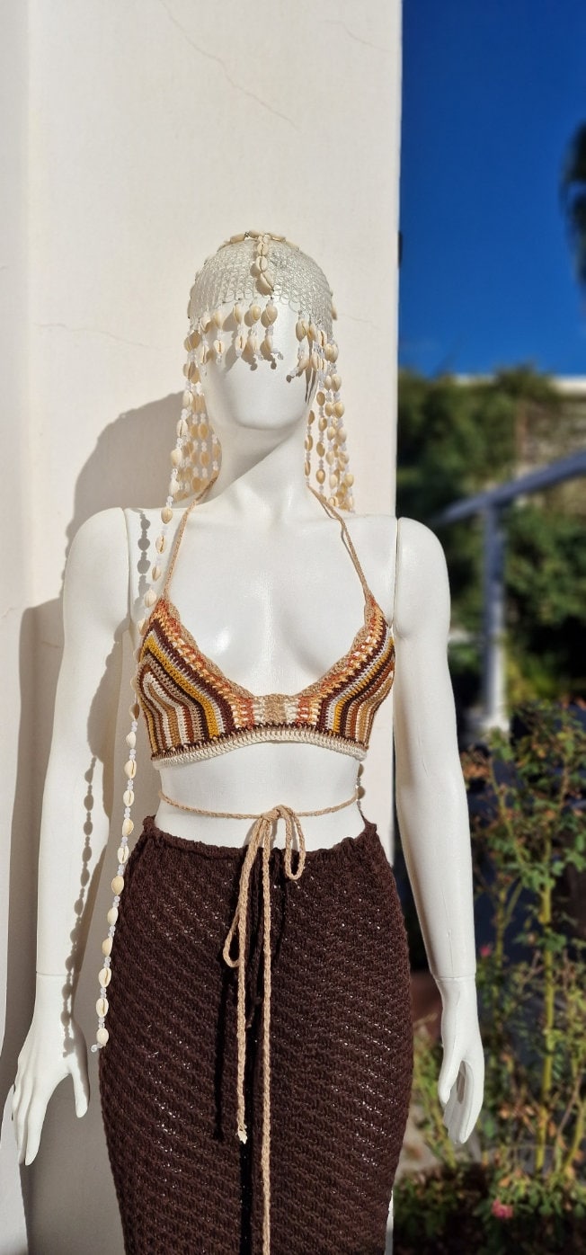 Gehäkeltes Bralette mit Kaurimuscheln